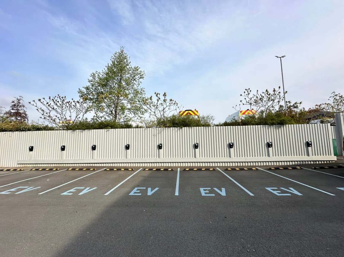 Wallboxen auf einem Parkplatz mit Mieterstellplätzen