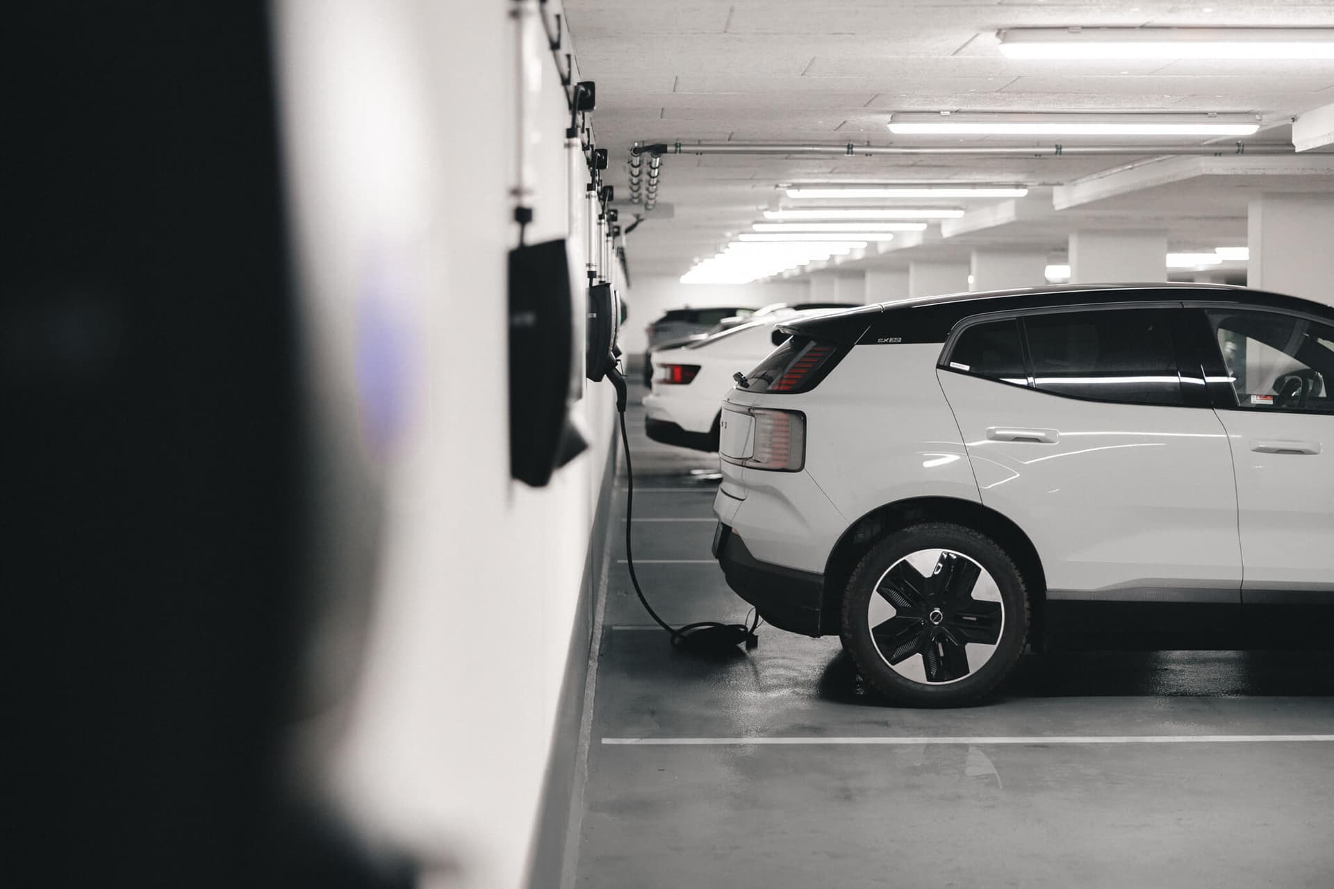 Ein E-Auto ohne Ladeverlust lädt an einer Wallbox