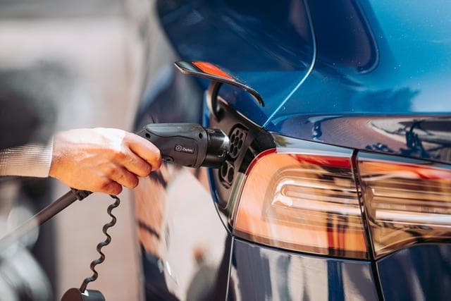 Ein E-Auto wird ein letztes Mal aufgeladen, bevor die E-Auto-Batterie recycelt wird.