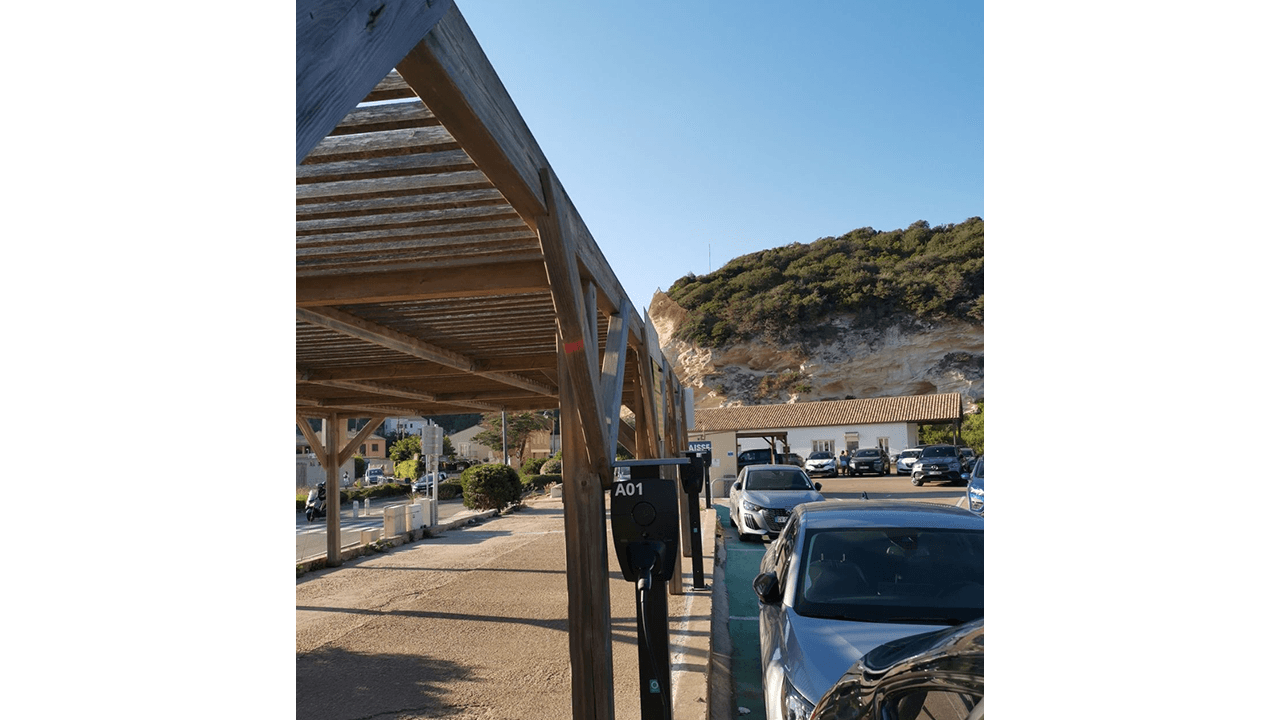 Installation de bornes de recharge Zaptec Pro sur un parking ouvert au  public