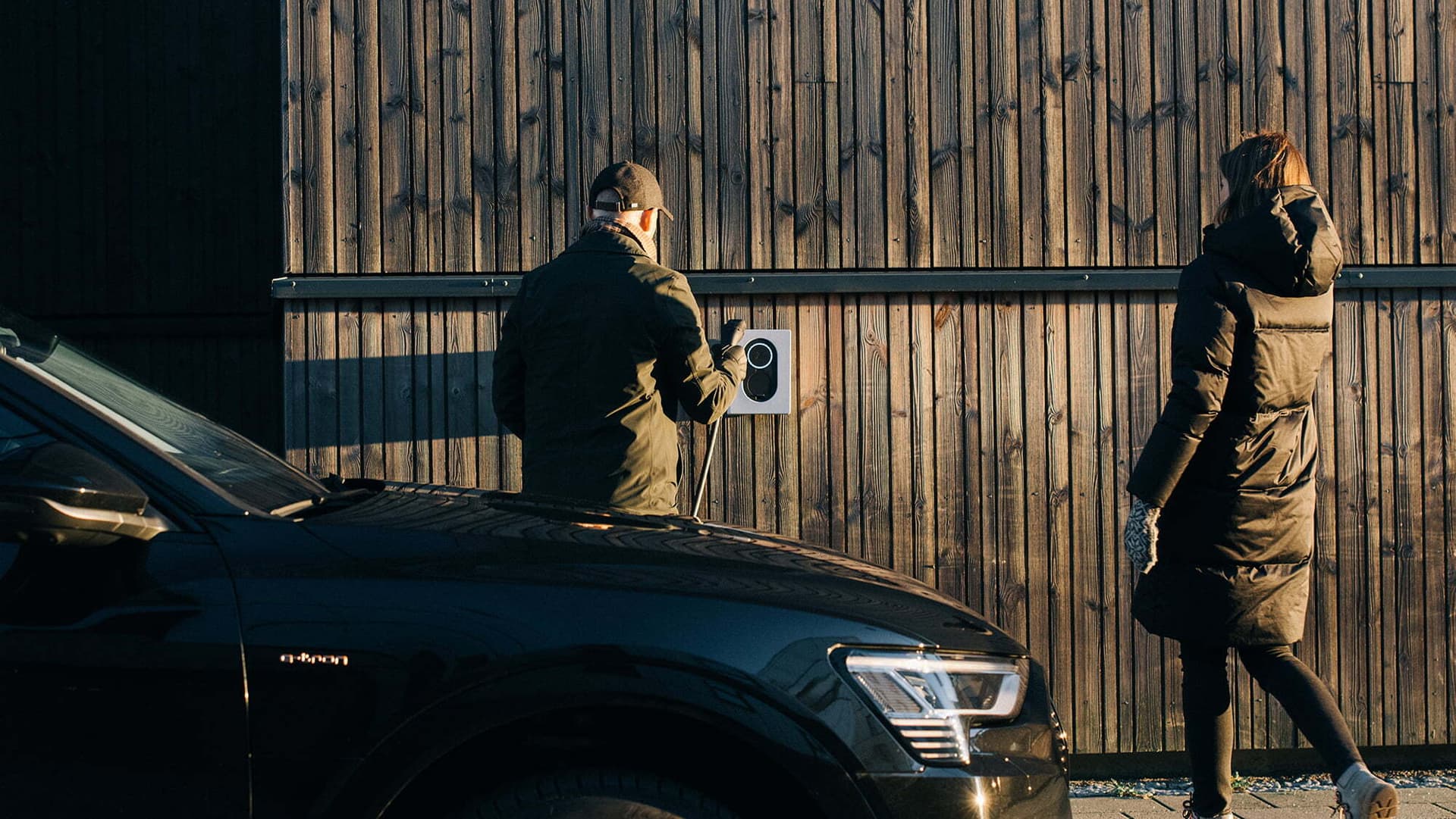Ein Mann lädt sein E-Auto an einer § 14a EnWG-konformen Wallbox.