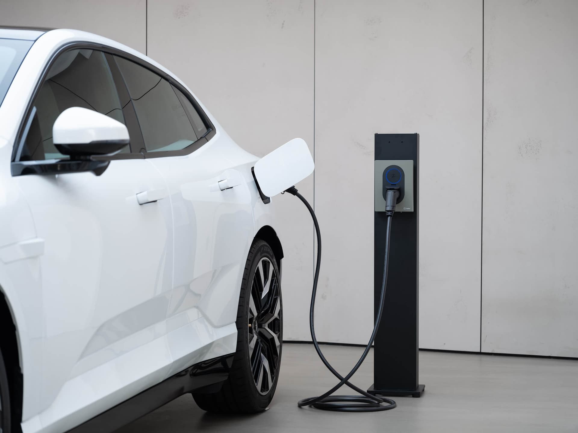 Ein E-Auto lädt an einer Wallbox
