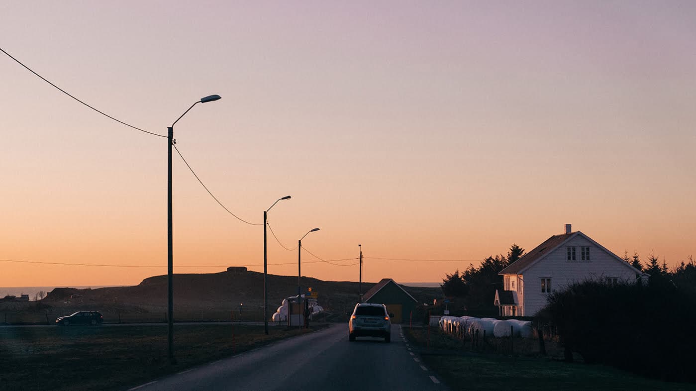 Elektroauto fährt am Abend auf dem Land