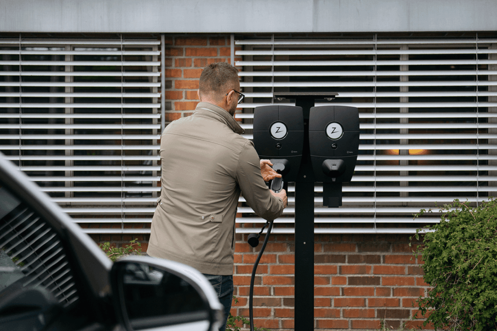 Ein Mann lädt sein E-Auto an einer Ladestation