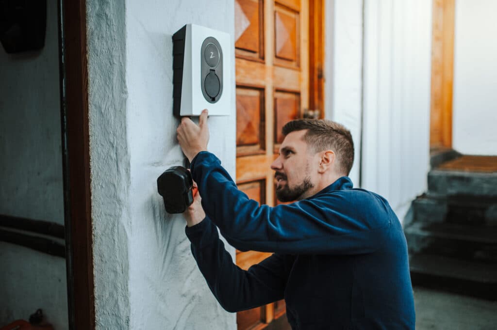 Ein Mann installiert eine geförderte Wallbox