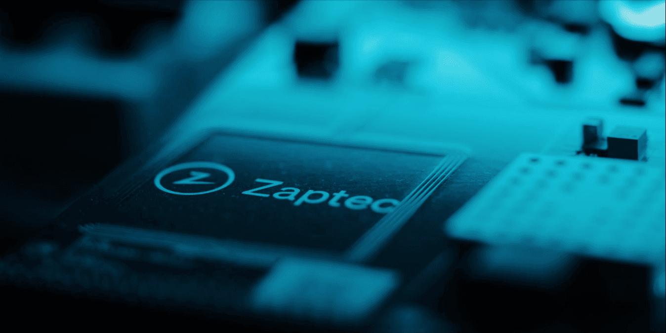 i blått ljus syns zaptecs logga på insidan av en Zaptec Pro