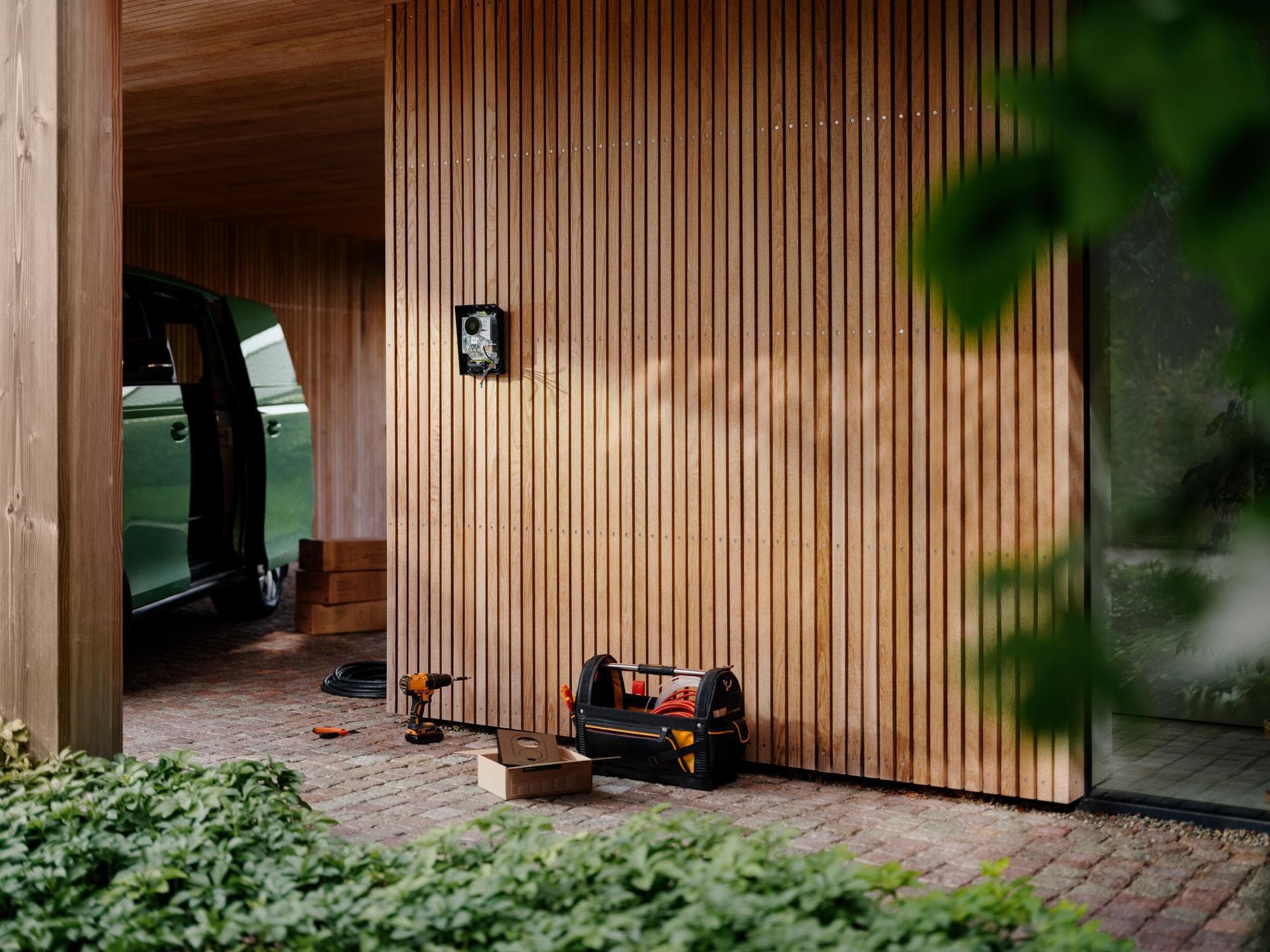 Ladestation für E-Autos wird an Hauswand installiert