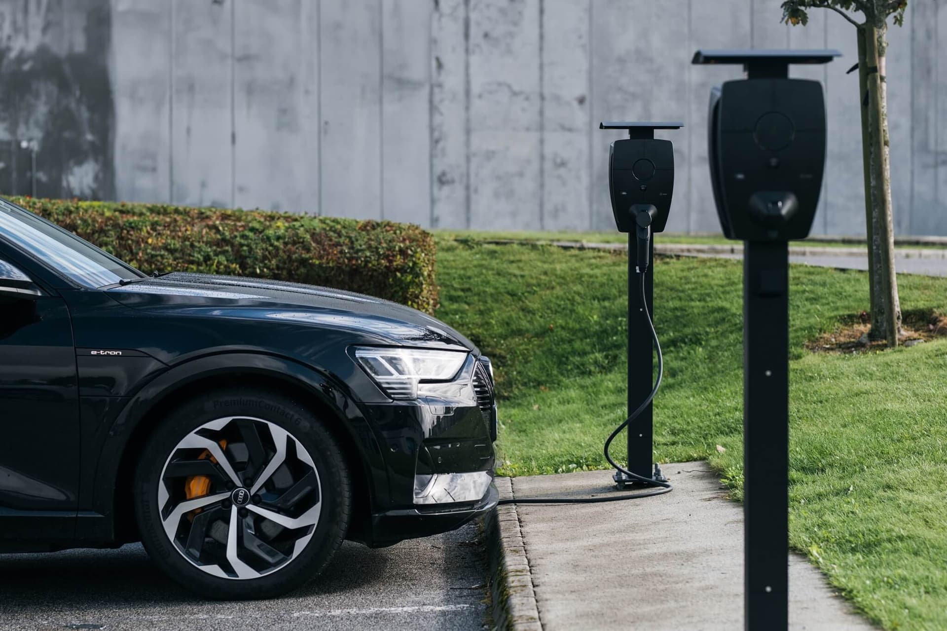 Fahrzeug lädt an einer Wallbox mit einem Combined Charging System