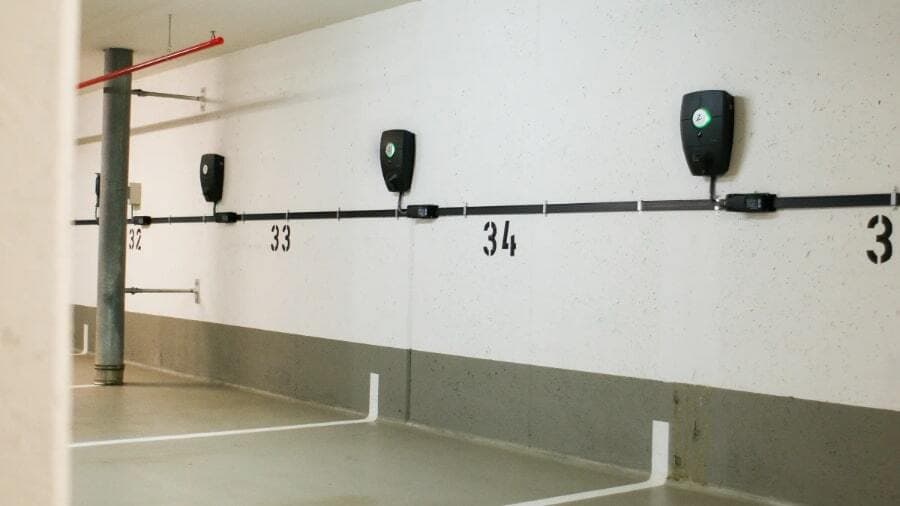 Zaptec Pro laddboxar som sitter uppsatta på väggen på en företagsparkering i ett garage.