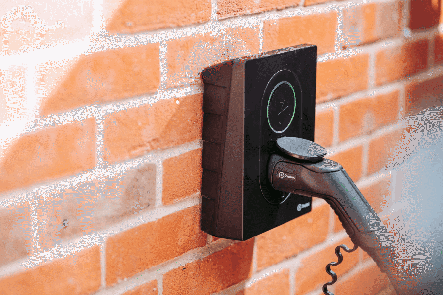 Zaptec Go Ladebox an Zieglstein Wand angebracht