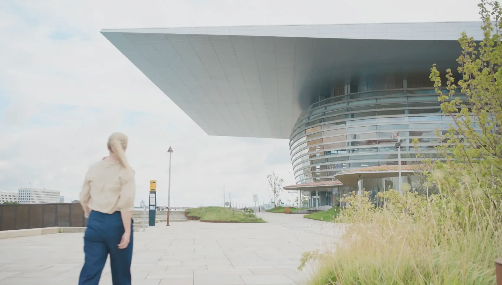Operaparken er Københavns nye, grønne oase - et moderne, rekreativt byrum med en enestående placering ved havnefronten og Operaen.