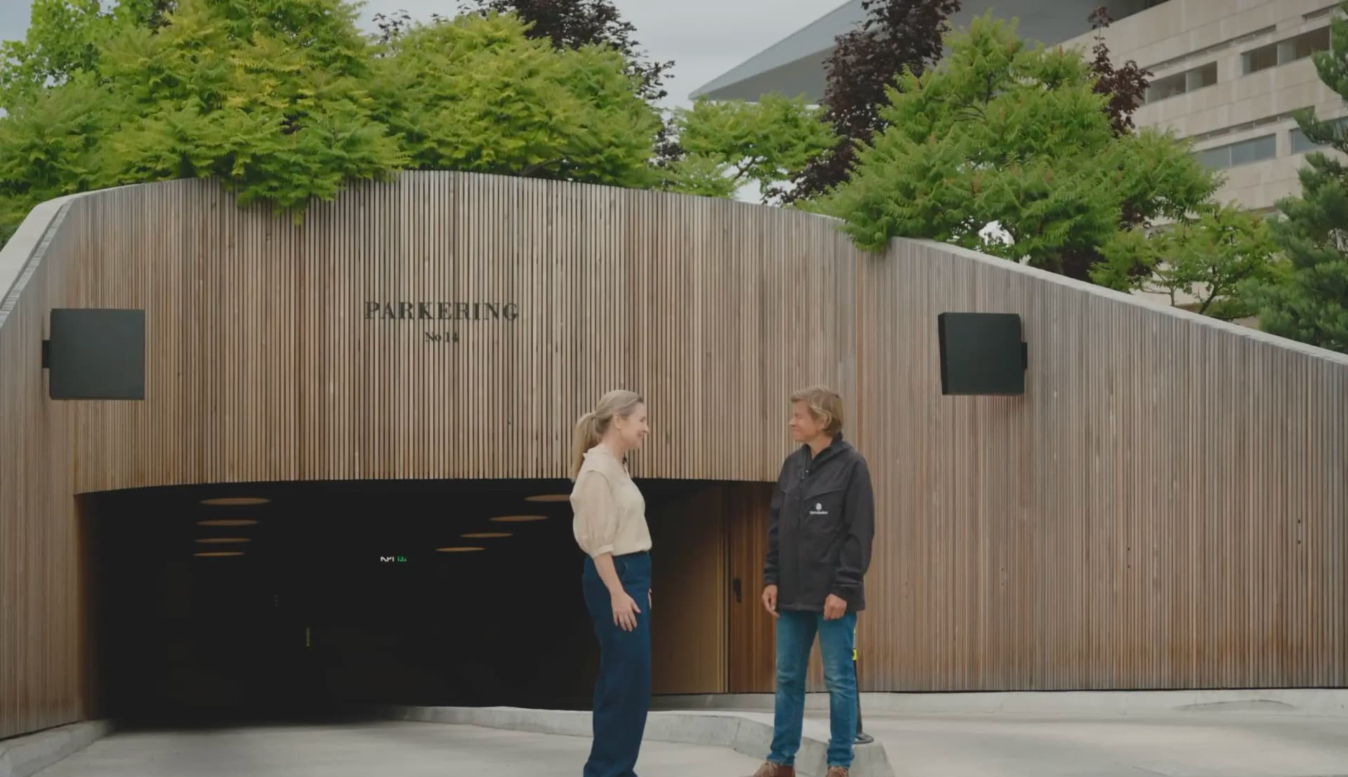 Den moderne og naturinspirerede parkeringskælder under Operaparken med træpaneler og bløde former.