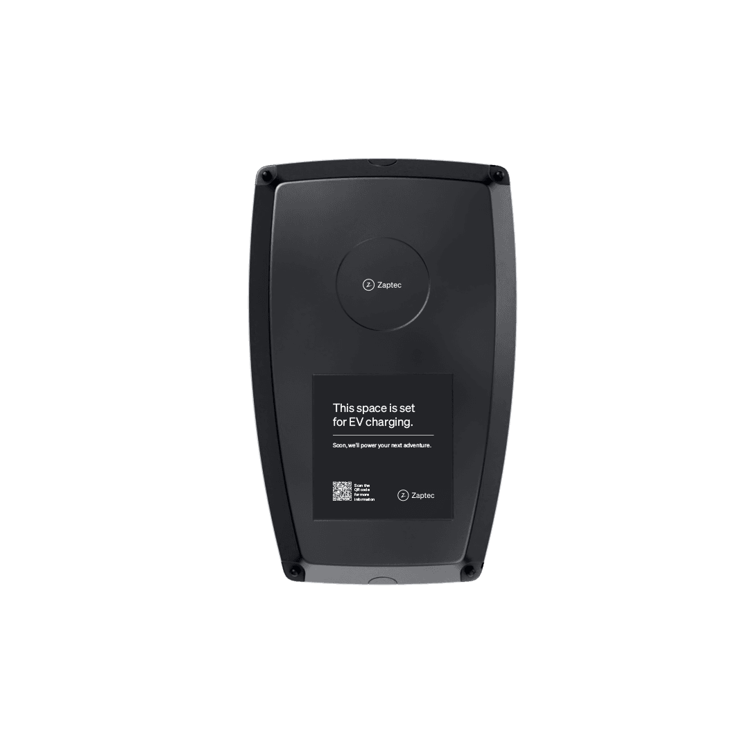 En närbild på ett svart Zaptec Pro backplate cover. Texten på omslaget lyder: "This space is set for EV charging. Soon, we'll power your next adventure." Zaptec-logotypen visas ovanför och under texten.