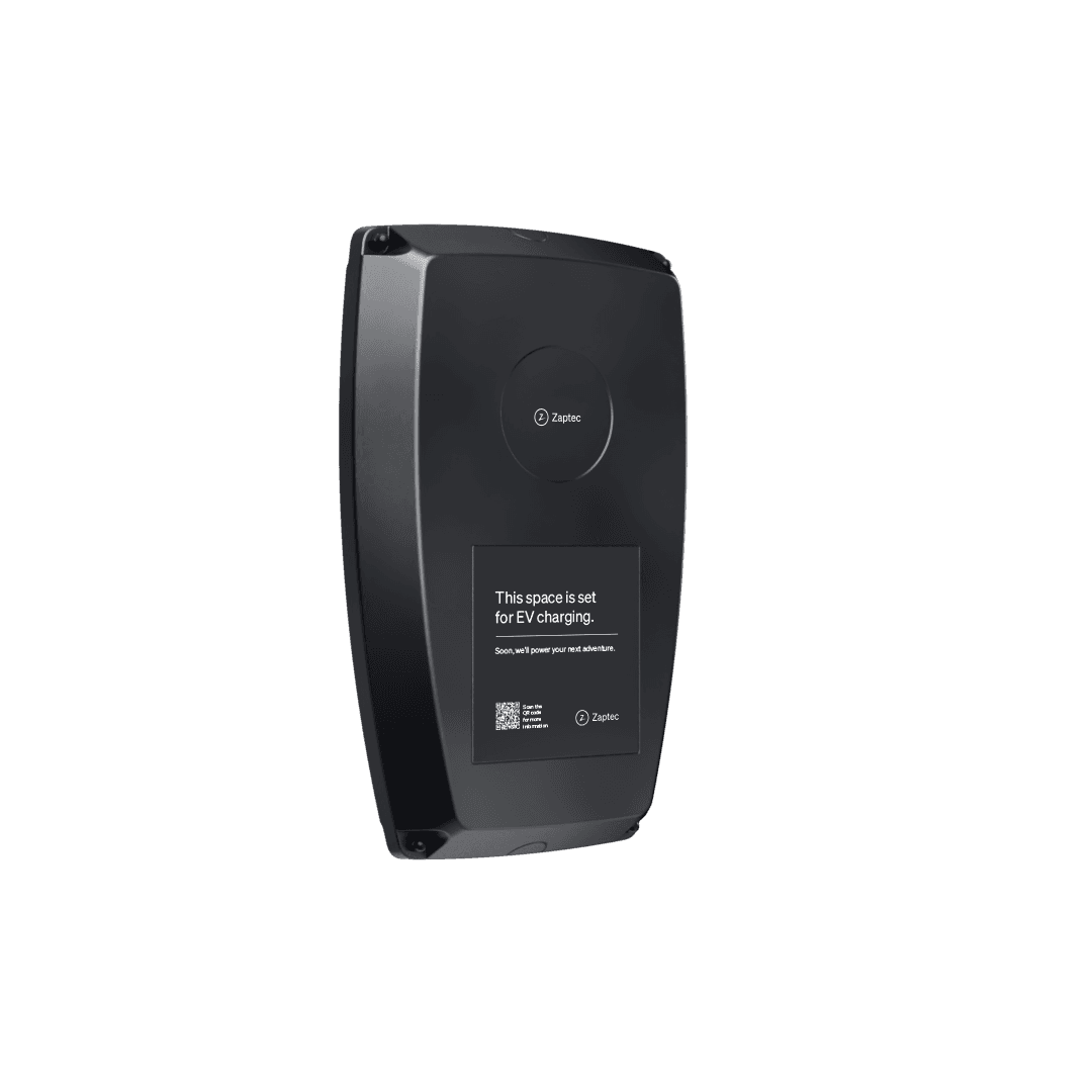 En sned vinkelvy av ett svart Zaptec Pro backplate cover. Texten på omslaget lyder: "This space is set for EV charging. Soon, we'll power your next adventure." Zaptec-logotypen visas ovanför och under texten.