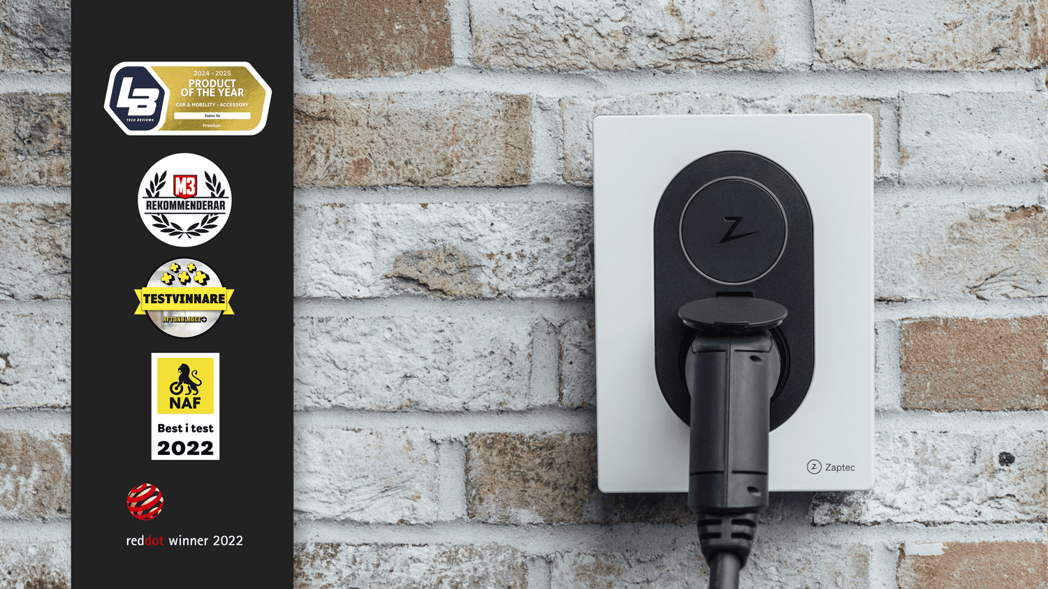En Cloud White Zaptec Go-lader med tilkoblet kabel er montert på en lys mursteinsvegg. Til venstre vises flere utmerkelser og testvinnersymboler.