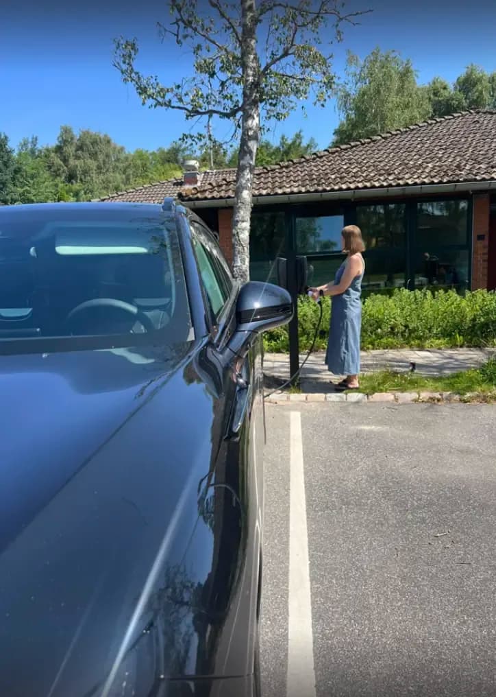 Hillerød Kommune har fokus på at fremme brugen af elbiler som en del af deres klimastrategi og dermed også udviklingen af kommunens infrastruktur for elbiler.