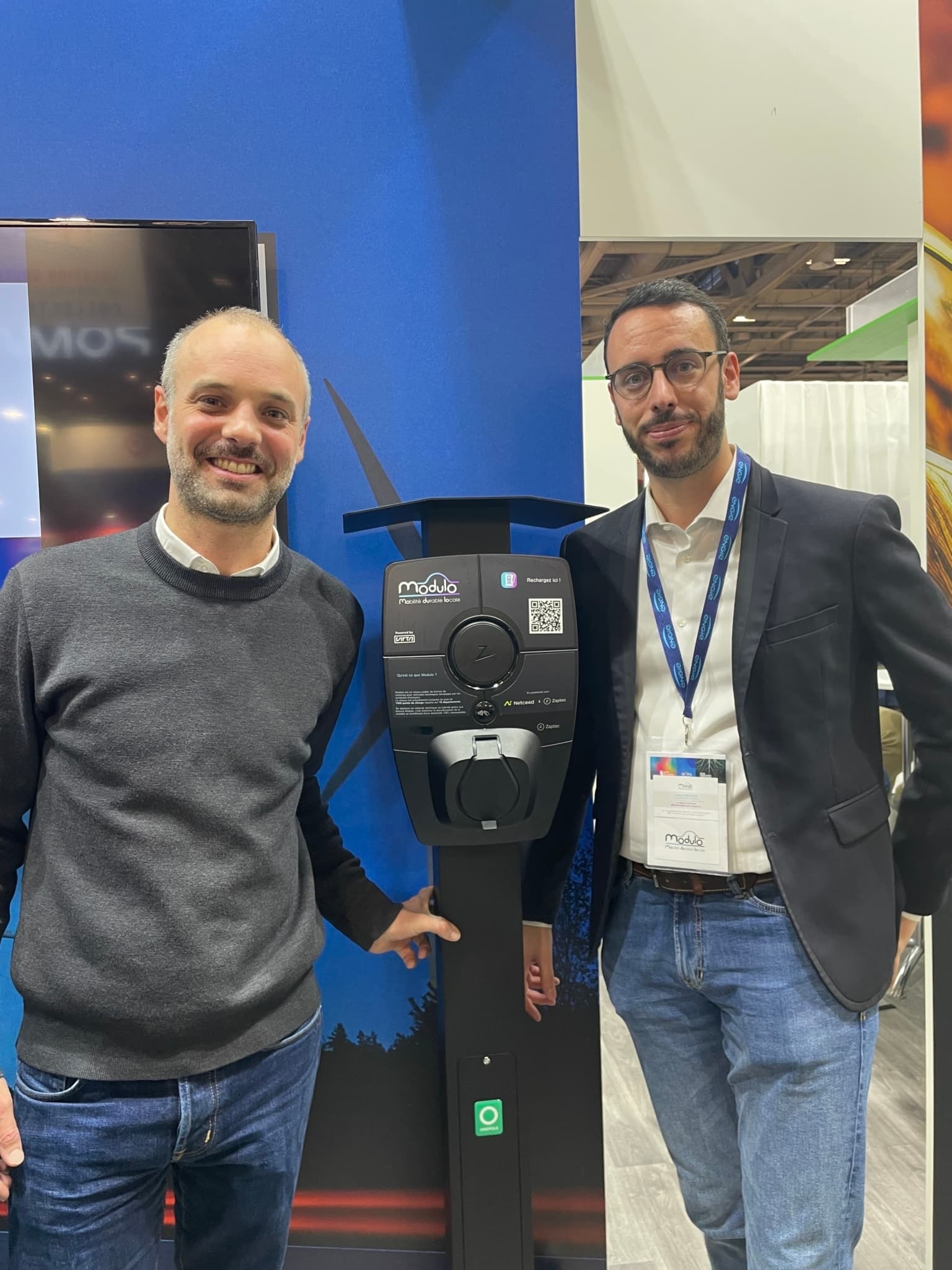 Vianney Devienne, Directeur Général France, Johann Ferchaud, Directeur de la SPL Modulo encadrant la borne de recharge Zaptec Pro