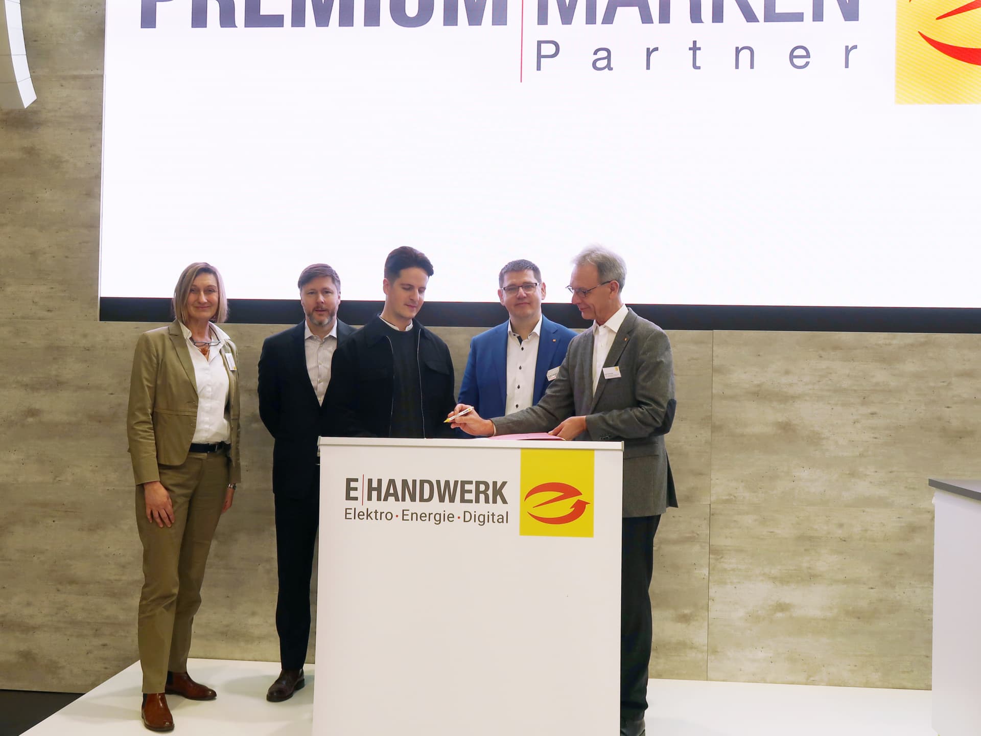 Vertragsunterzeichnung ZVEH und Zaptec auf der Light & Building