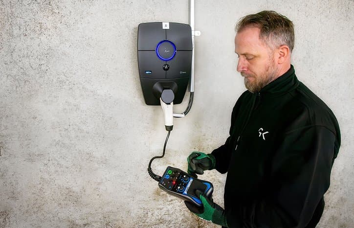 Elektriker sjekker at installasjonen av Zaptec Pro er gjort riktig.