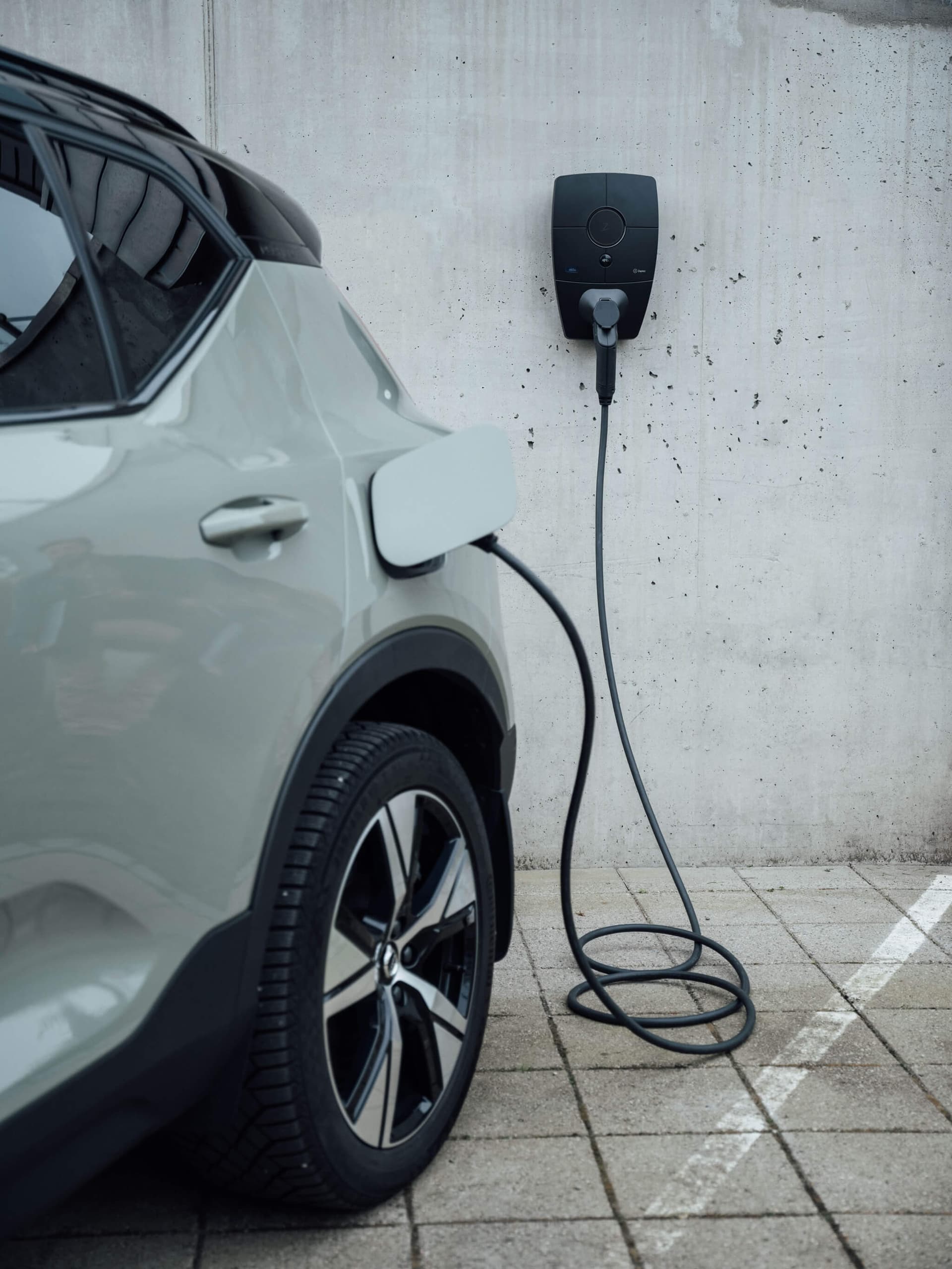 Zaptec Pro Mid an der Wand mit einem Auto, dass daran lädt