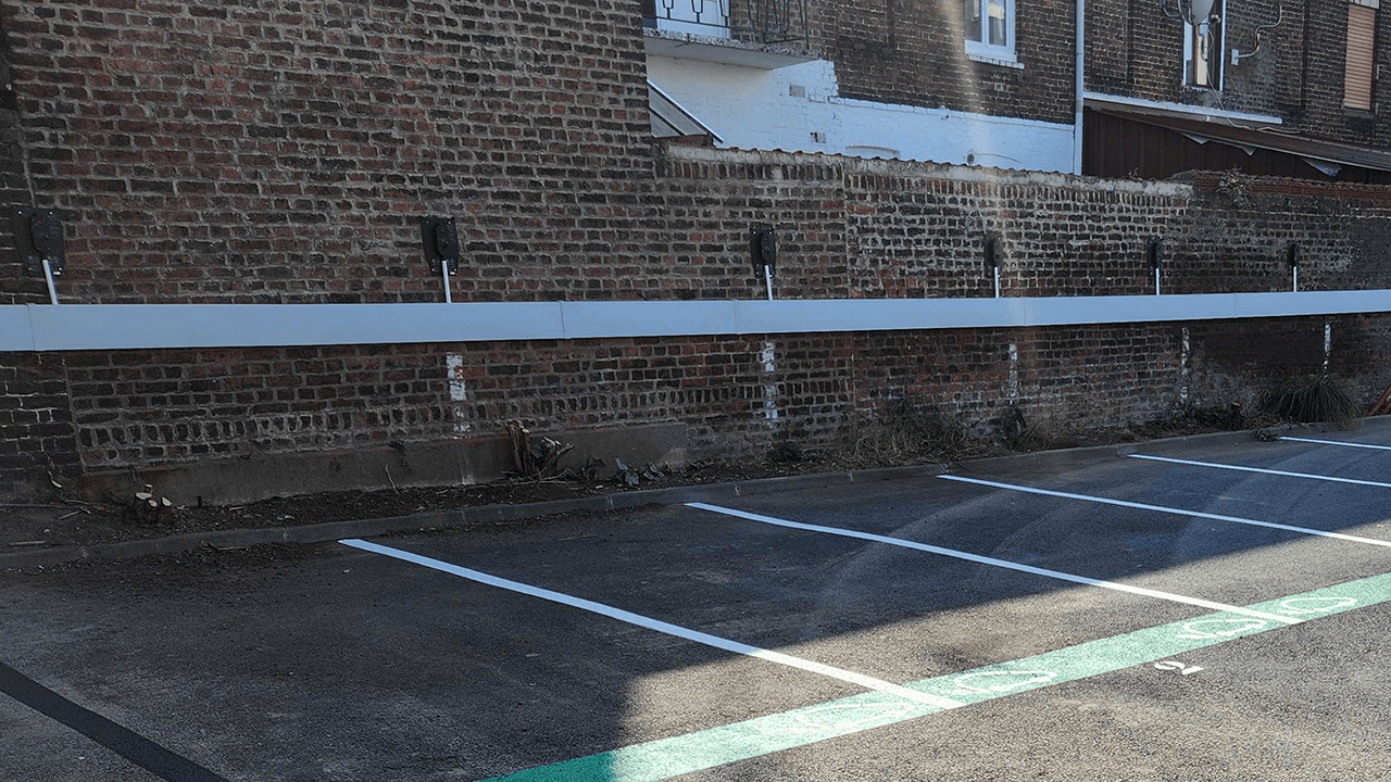Installation de bornes de recharge Zaptec Pro sur un parking privé