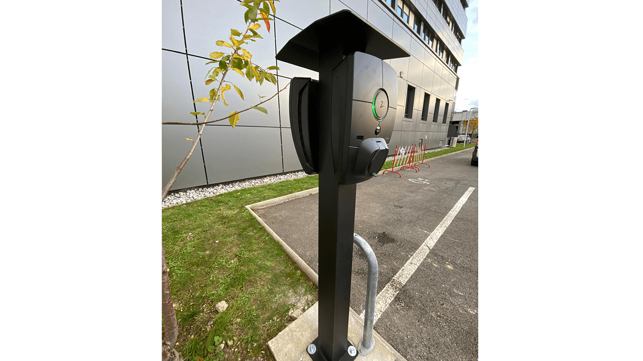 Borne Zaptec Pro sur pied sur un parking privé