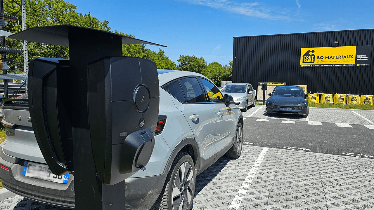 Installation de bornes de recharge Zaptec Pro sur pied pour un parking commercial