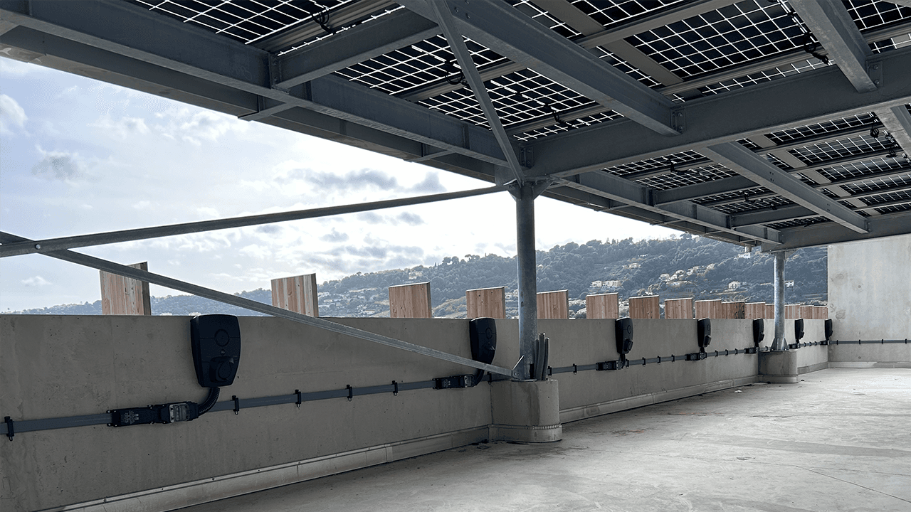Installation de bornes de recharge Zaptec Pro murale sur un parking privé