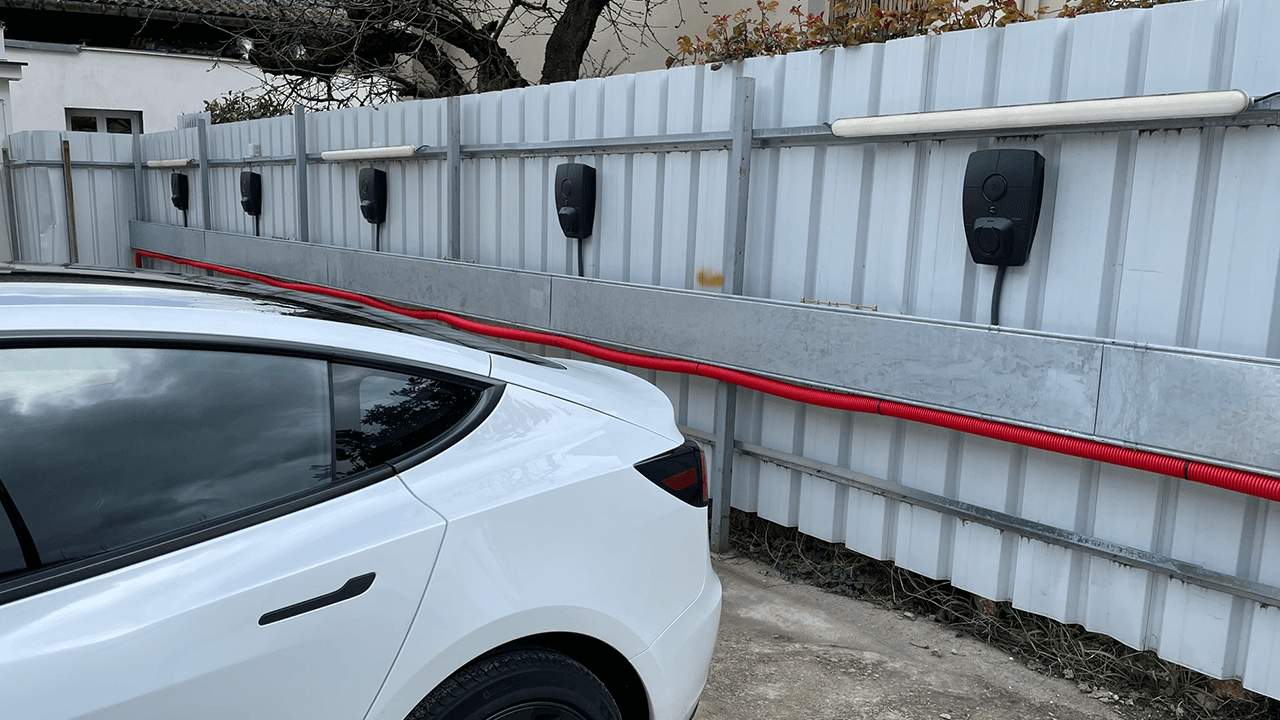 Installation de bornes de recharge Zaptec Pro sur un parking privé