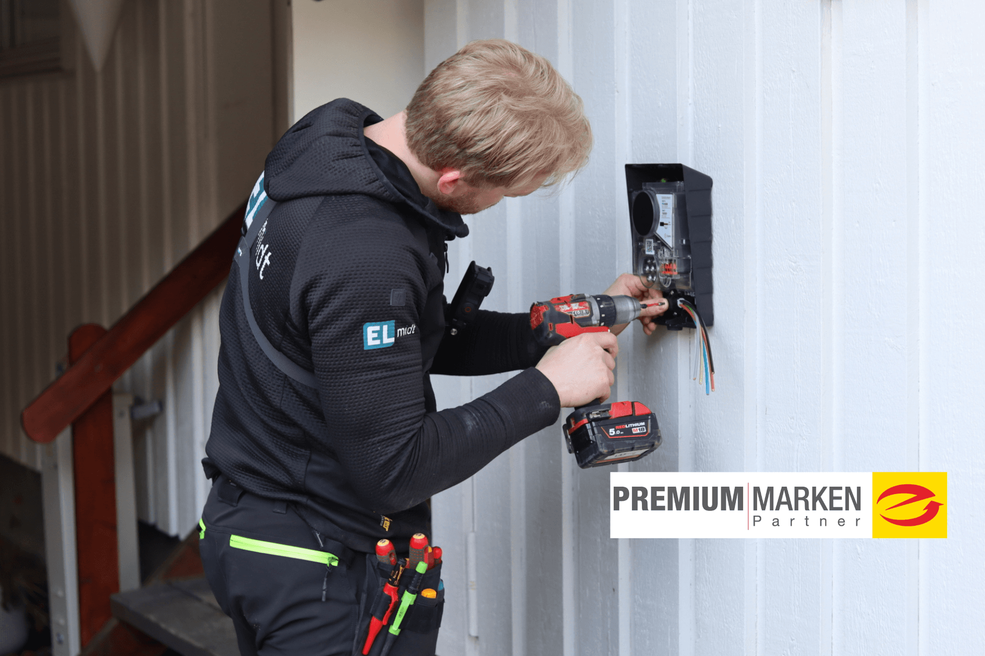 Elektriker installiert die E-Auto-Ladestation Zaptec Go