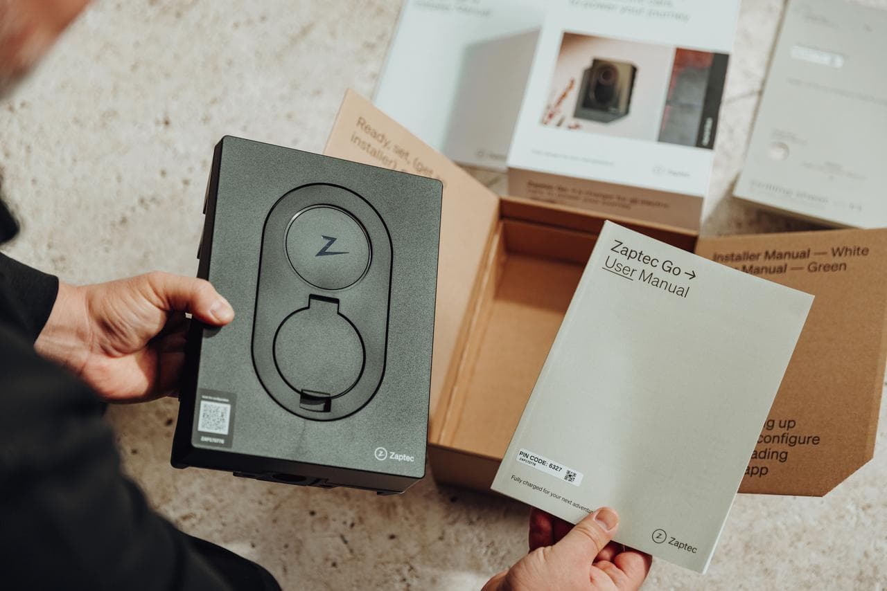 Eine Wallbox wird für die Installation ausgepackt