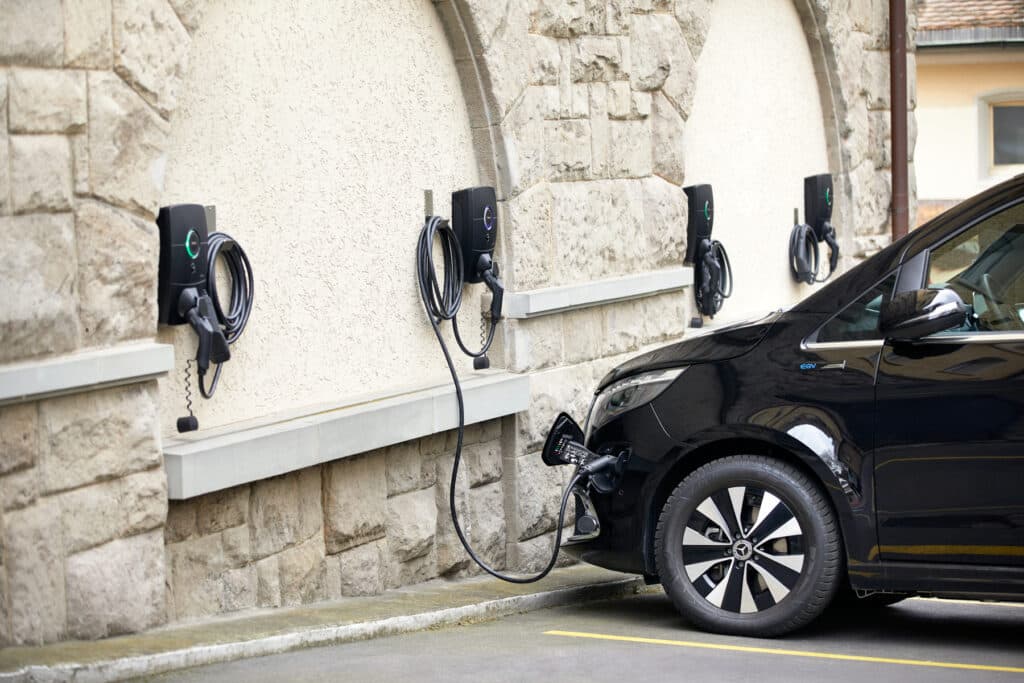 Ein Auto lädt an einer Ladestation an einem Hotel
