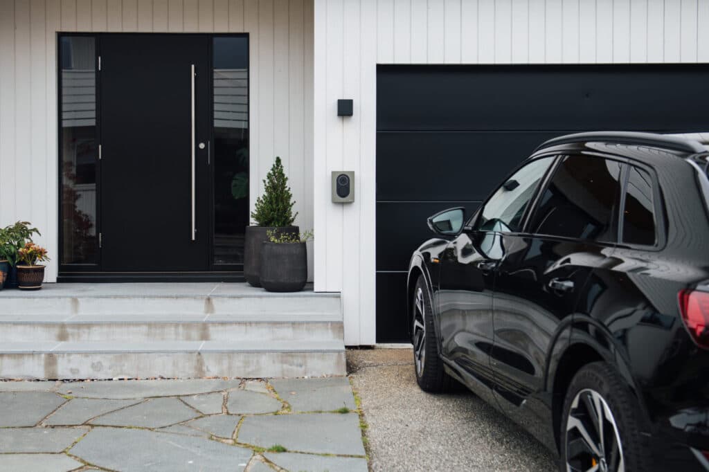 Firmenwagen vor einer Garage