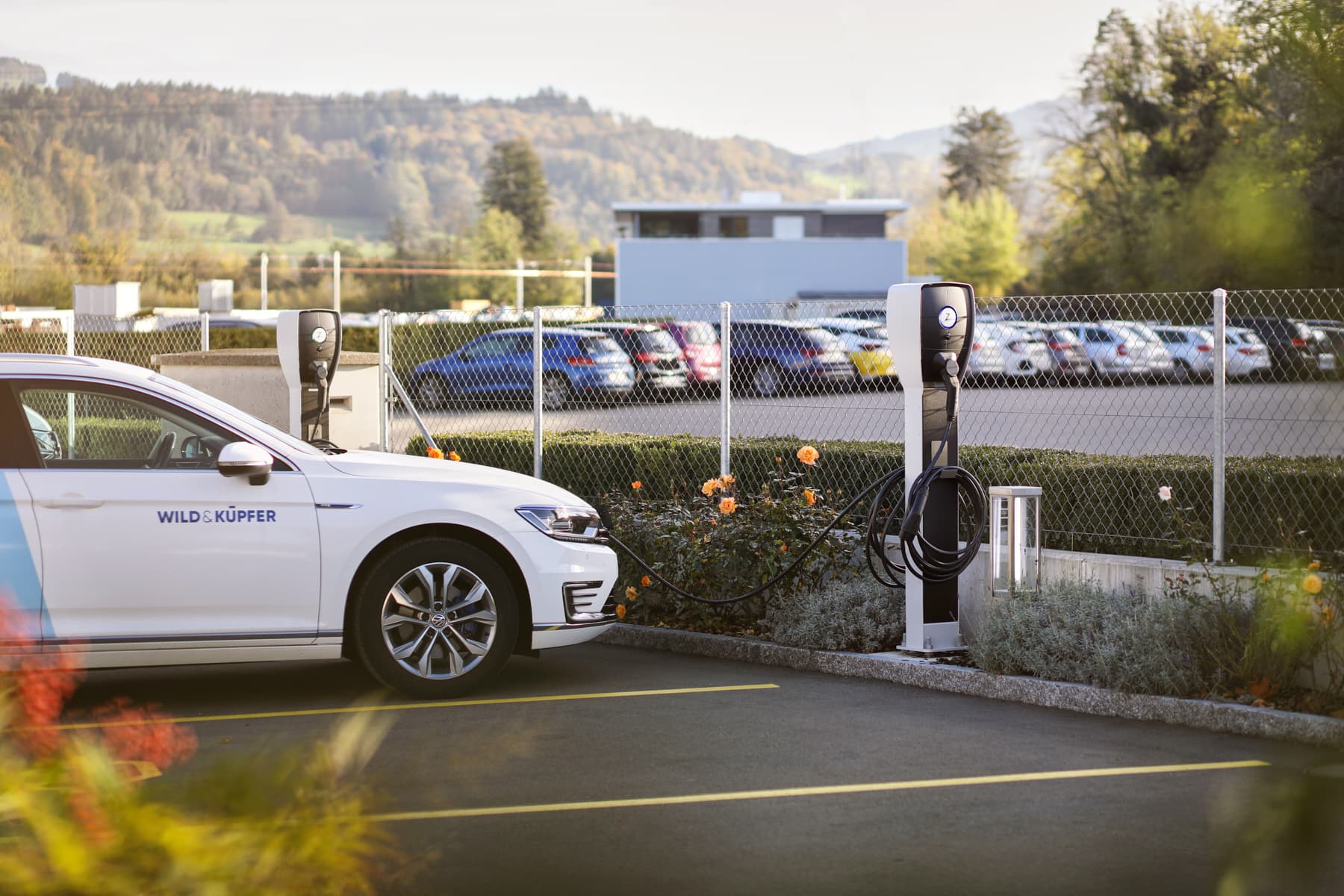 Parkplatz mit Elektroauto und Ladestation Zaptec Pro