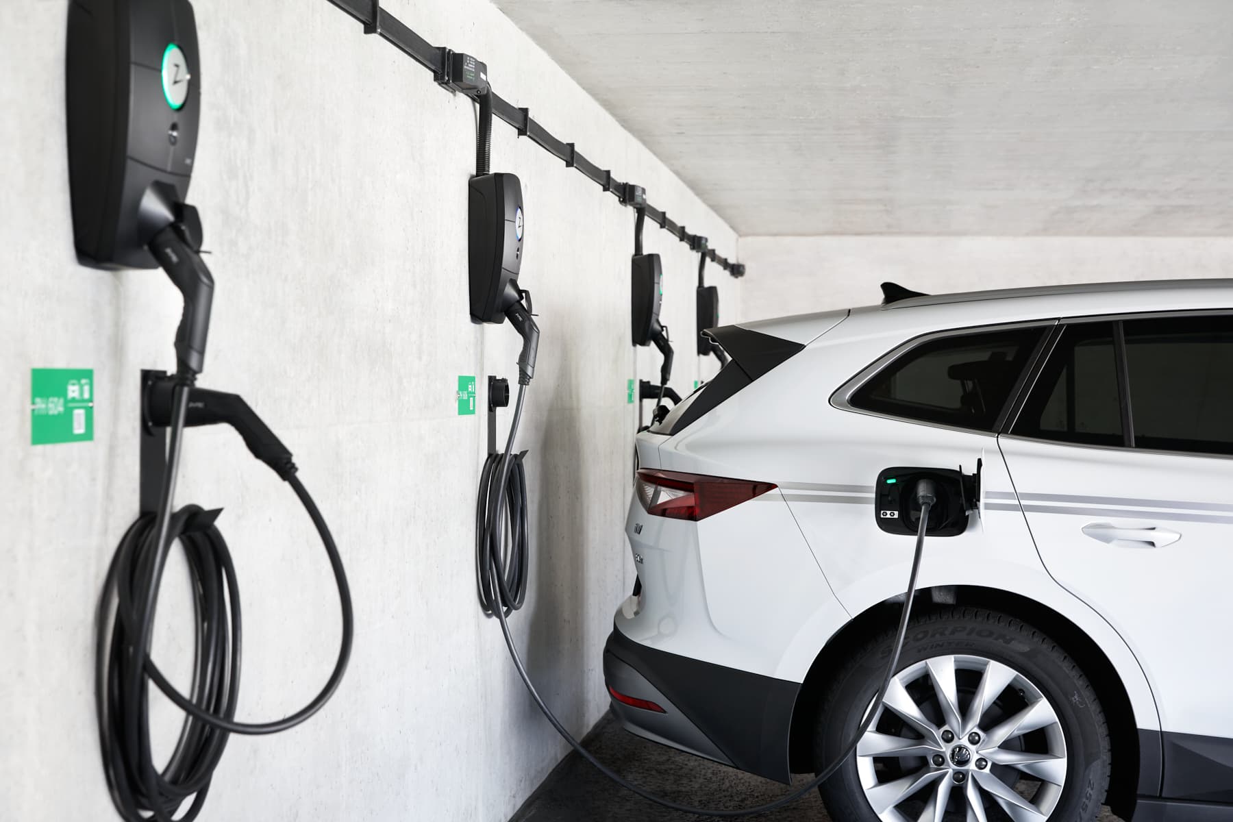 Ladestation mit Lastmanagement lädt ein E-Auto