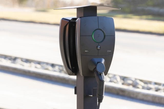 Dubbla Zaptec Pro MID laddare på laddstolpe med en laddkabel inkopplad