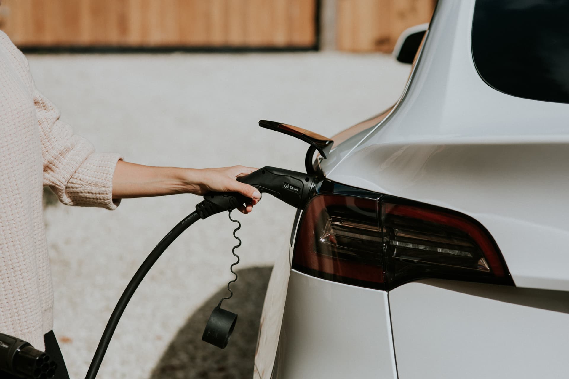 Person beim bidirektionalem Laden des Autos