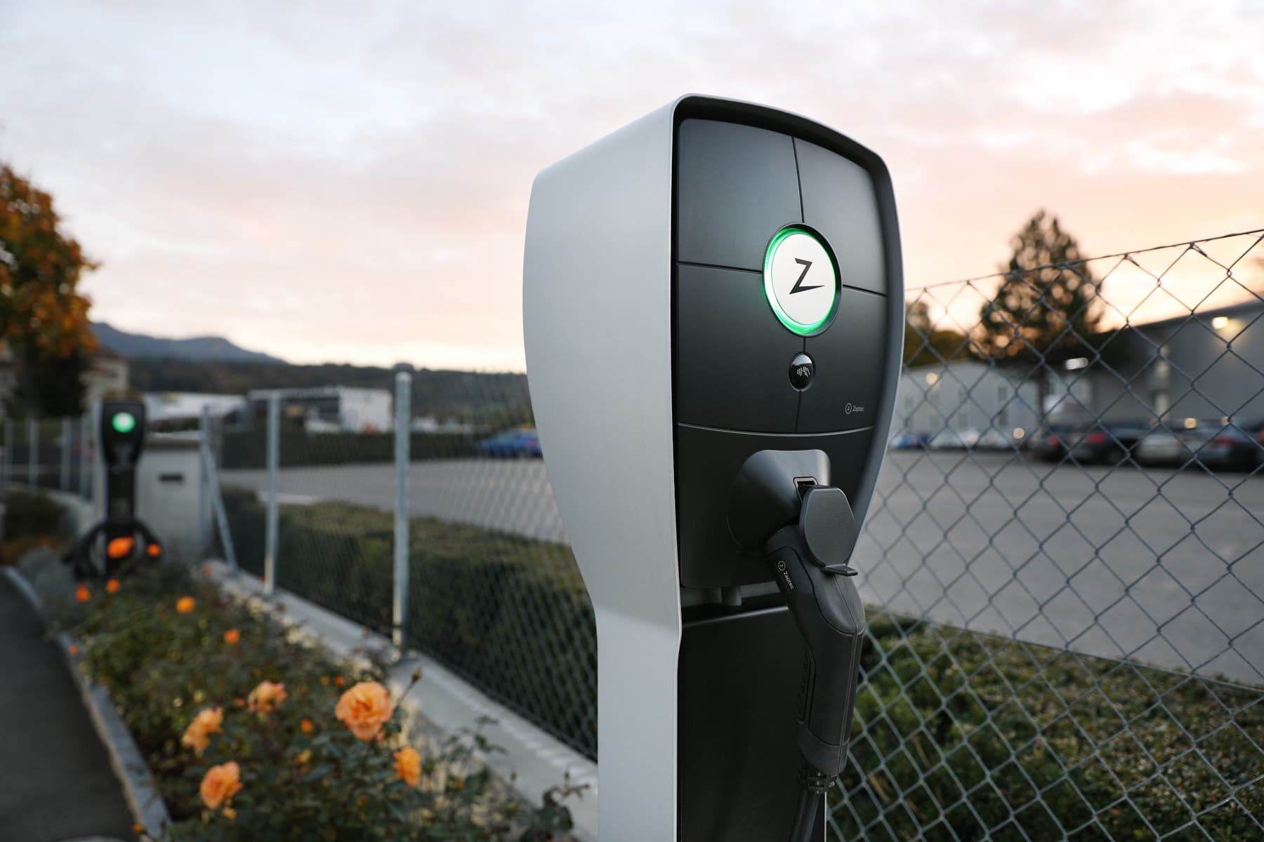 Ladestation von Zaptec an einem Zaun
