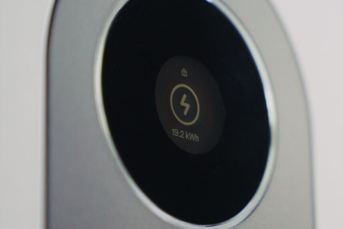 Nærbilde av Zaptec Go 2 elbillader med rundt MID‑display som viser lås‑ikon, lynsymbol og energimåling 19.2 kWh.