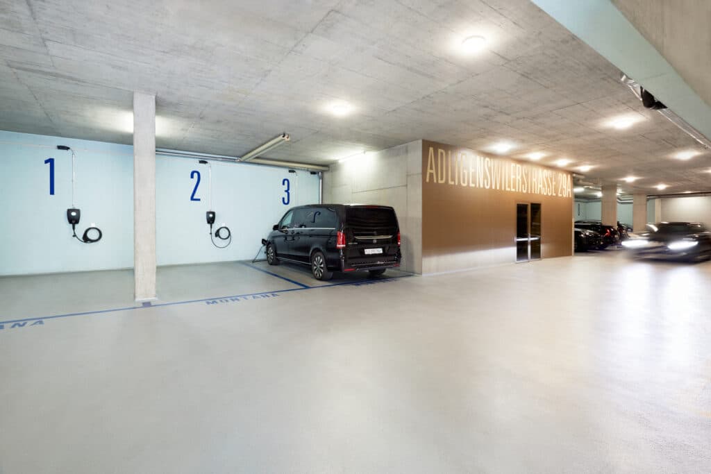 Ein Auto lädt an einer Ladestation in einem Hotelparkhaus