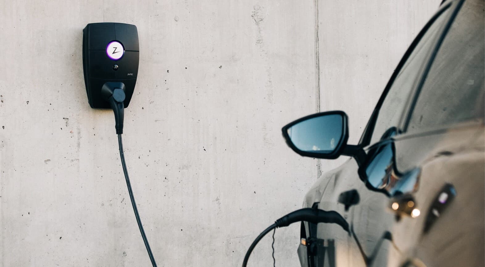 Wallbox mit Abrechnungssystem an einer Parkplatzwand