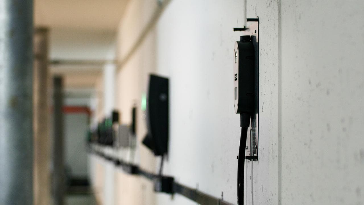 Ladestationen an einer Parkhauswand