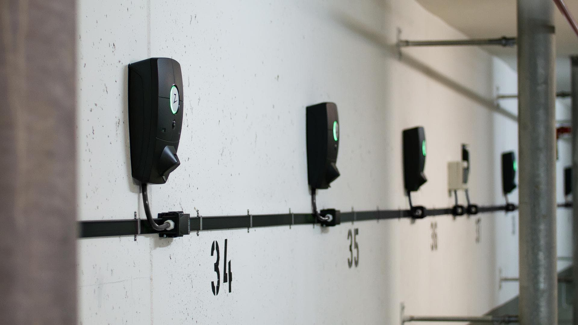 Ladestationen in einem Parkhaus