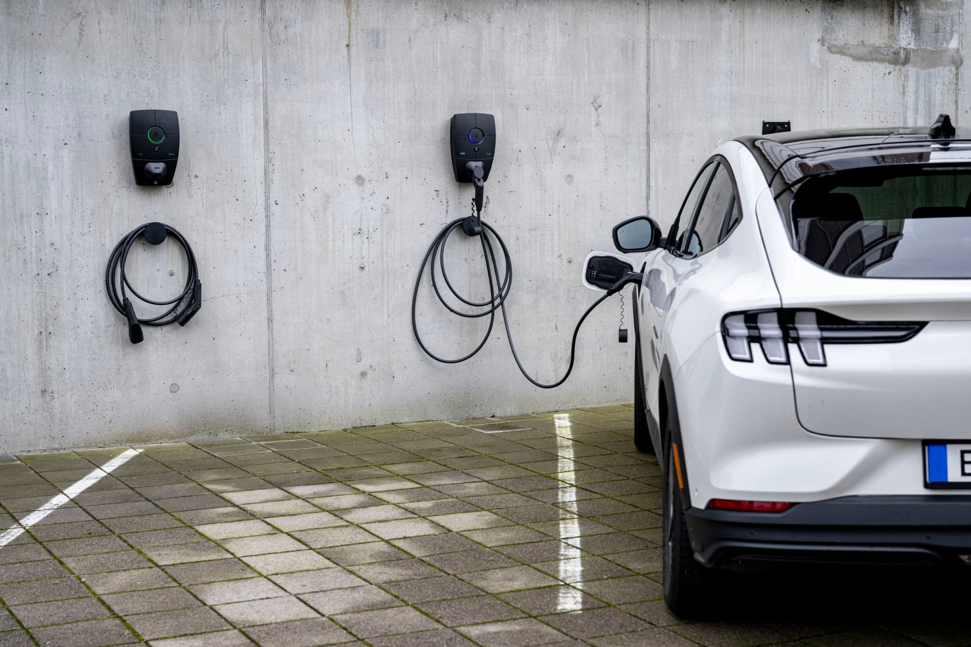 Ein Auto lädt an einer Ladestation in einem Parkhaus
