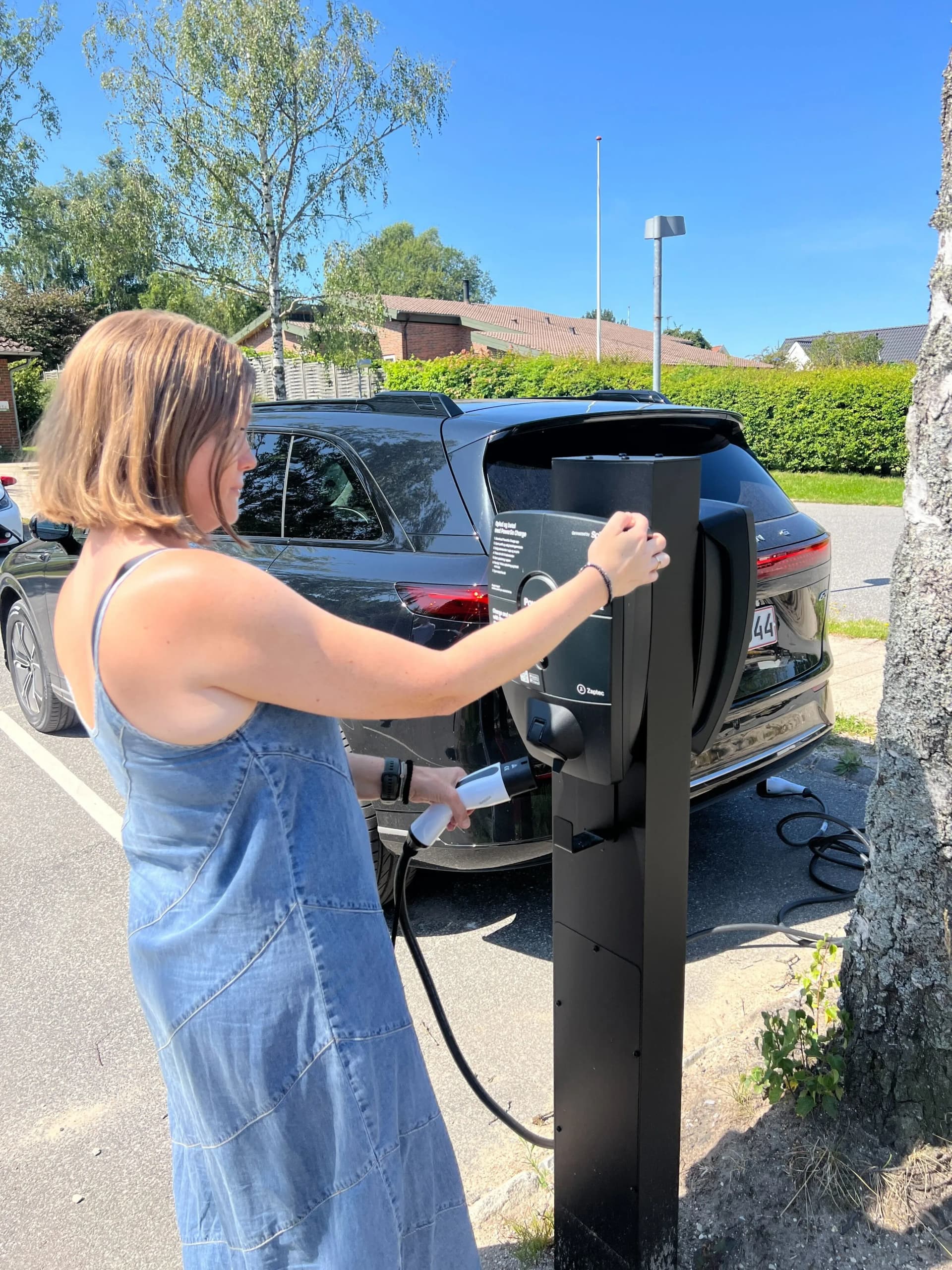 Elbilsladere ved en offentlig arbejdsplads i Hillerød Kommune som led i kommunens klimastrategi, brugt af elbilister og ansatte.