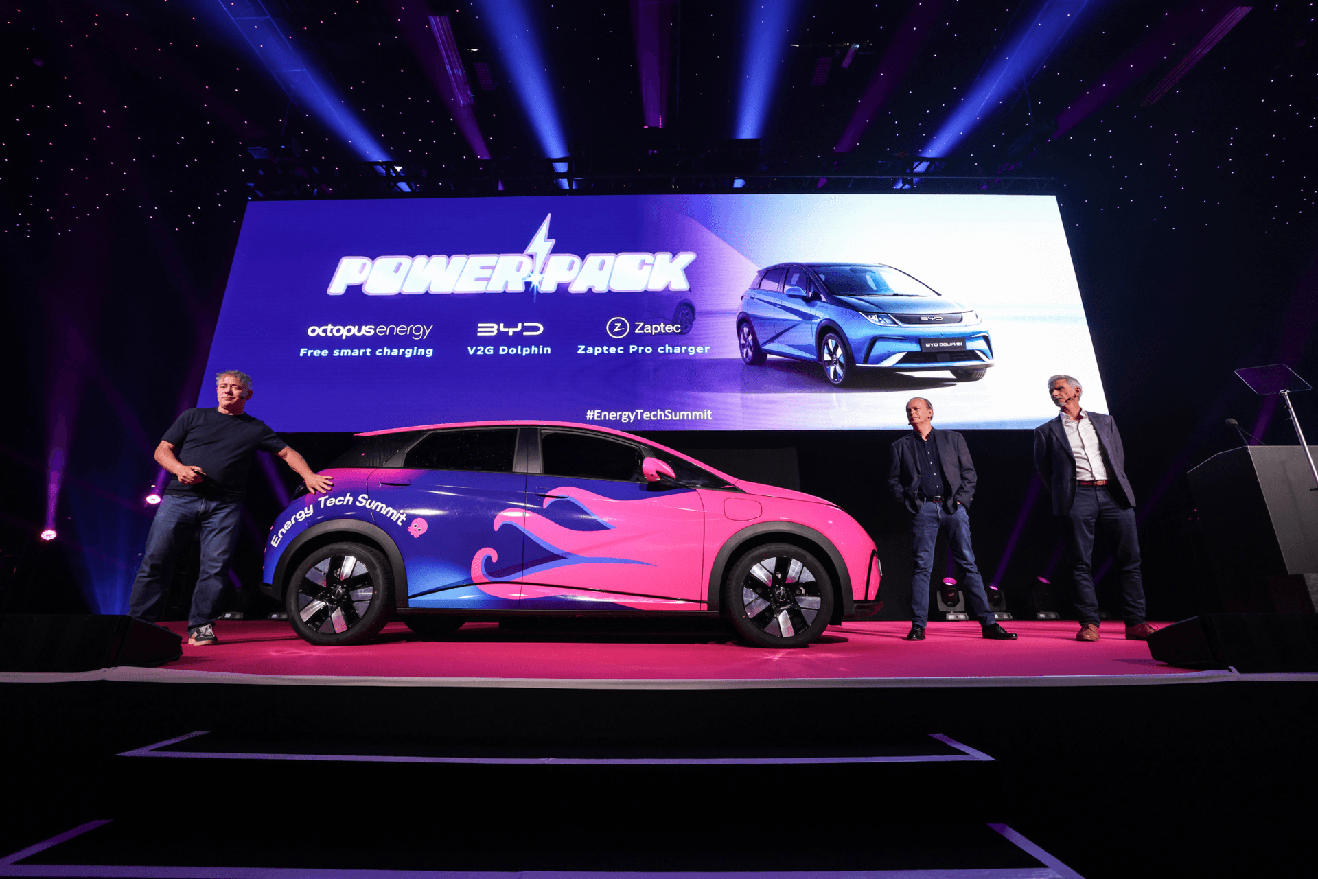 Ein E-Auto wird auf einer Bühne vorgestellt